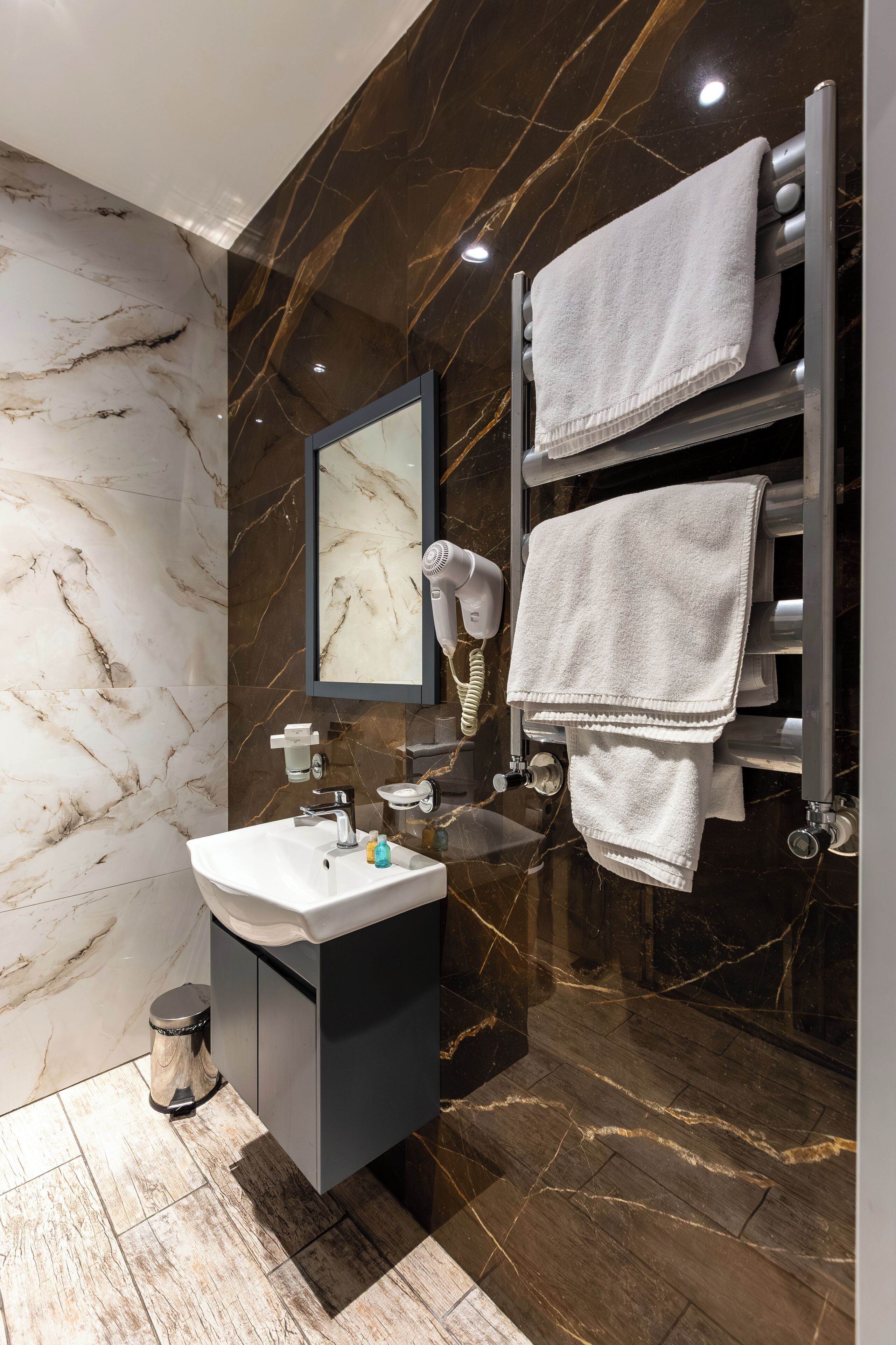 Dusche, Hydromassagedusche, Designer-Toilettenartikel, Haartrockner