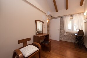 4 chambres, lits bébé (gratuits), draps fournis