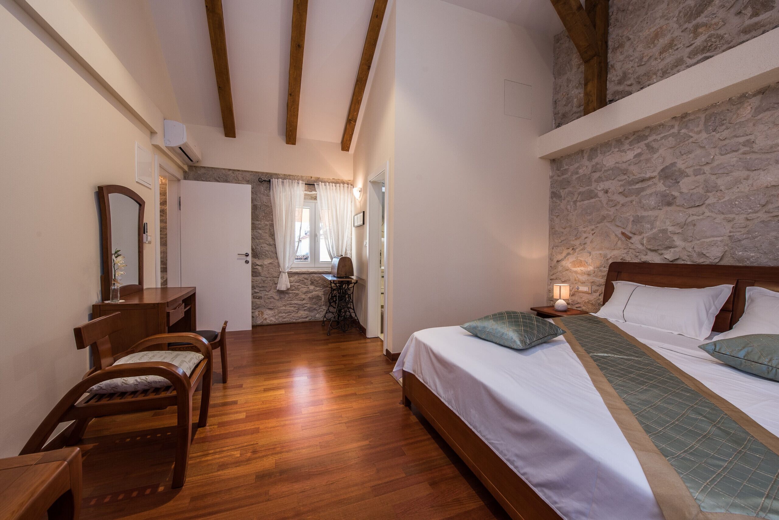 4 chambres, lit de bébé (gratuit), literie fournie