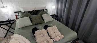 Peaceful, Modern, Lowtoxic, B'fast Included