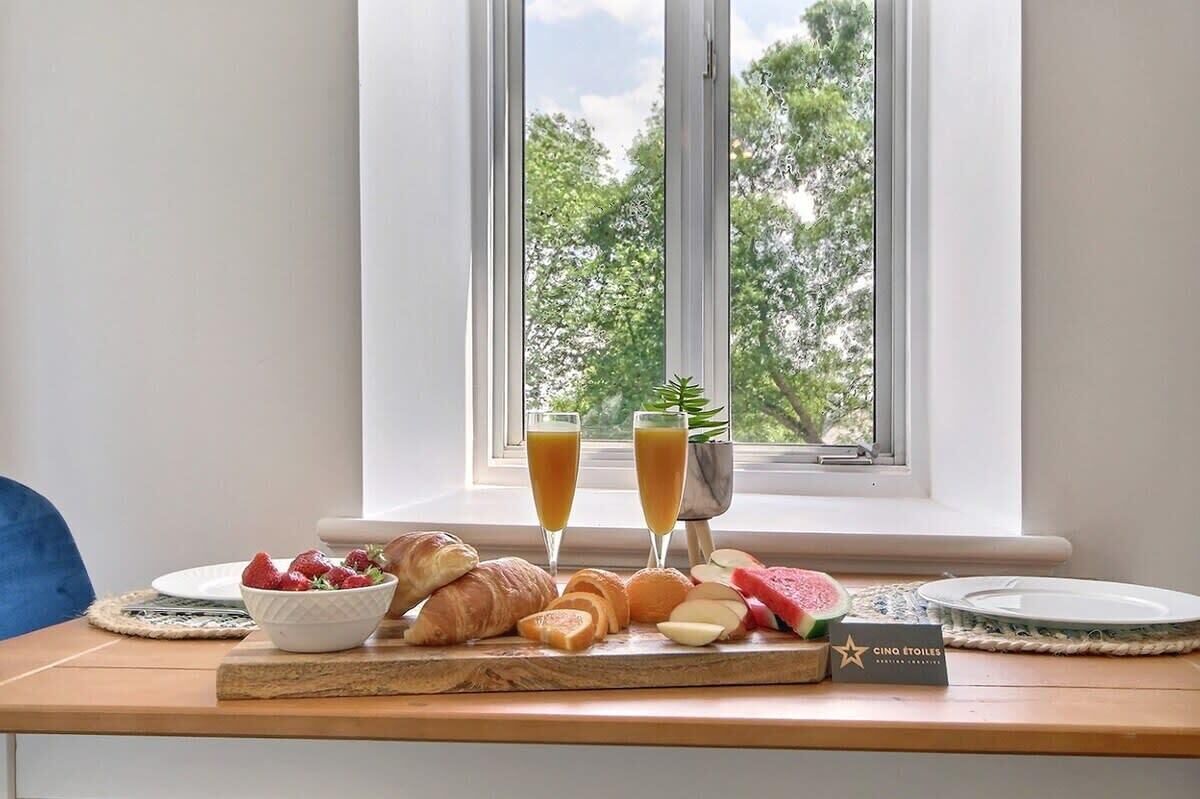 Un espace d'une élégante simplicité pour savourer vos repas. Le lieu idéal pour se retrouver et partager des moments précieux.