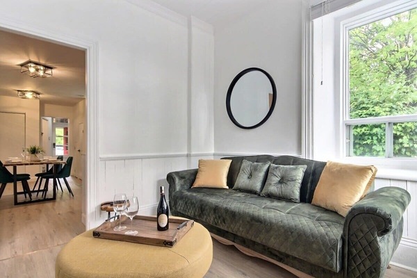 Un charme boudoir chic et cosy—ce salon élégant vous accueille pour un moment de détente tout en style et raffinement.