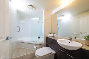 Jetted bath, hair dryer, towels - Perfect Coastal Escape – Spa Bath, Ocean Views & Prime Location (Airlie Beach)