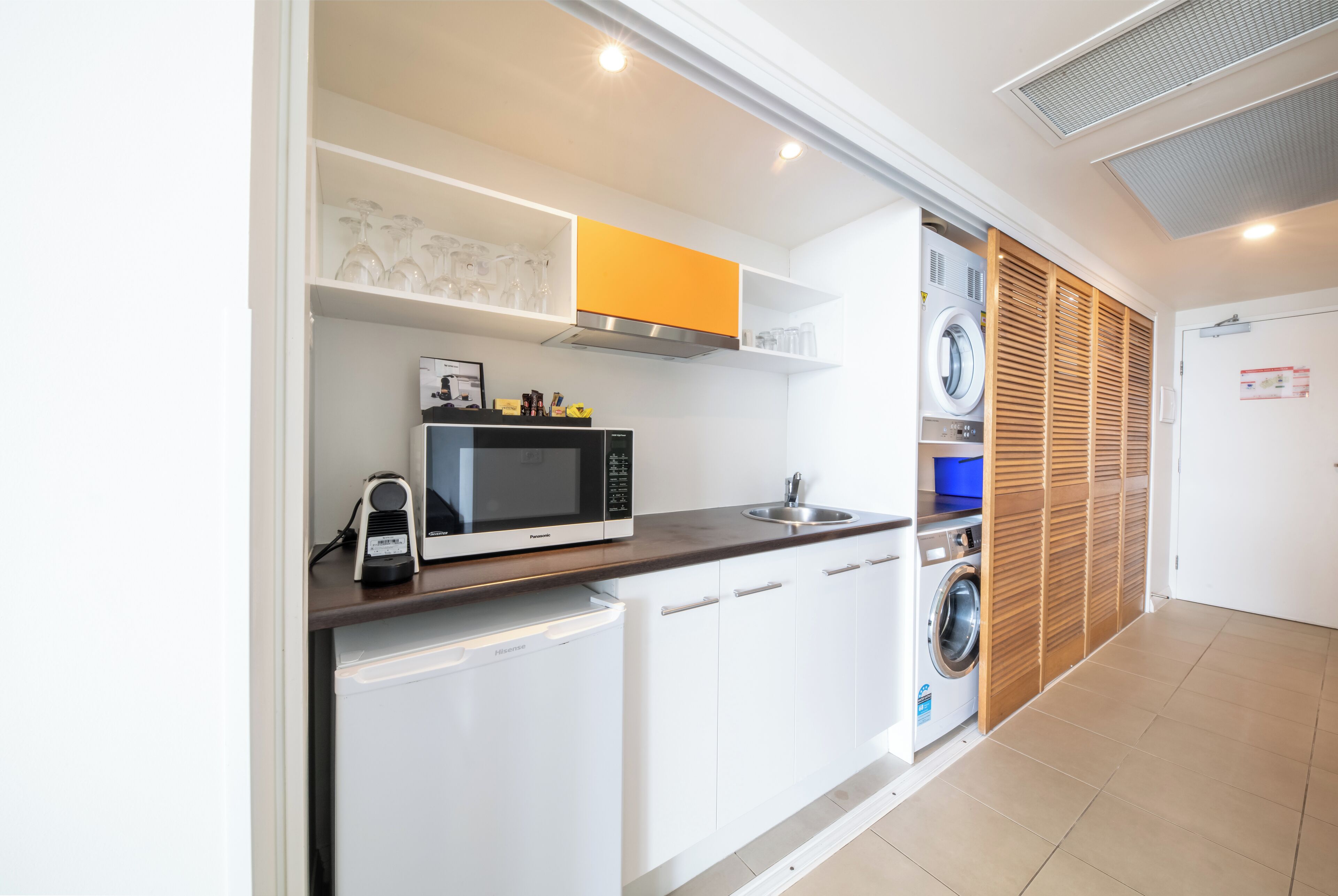 Een koelkast, een magnetron, een oven, een kookplaat