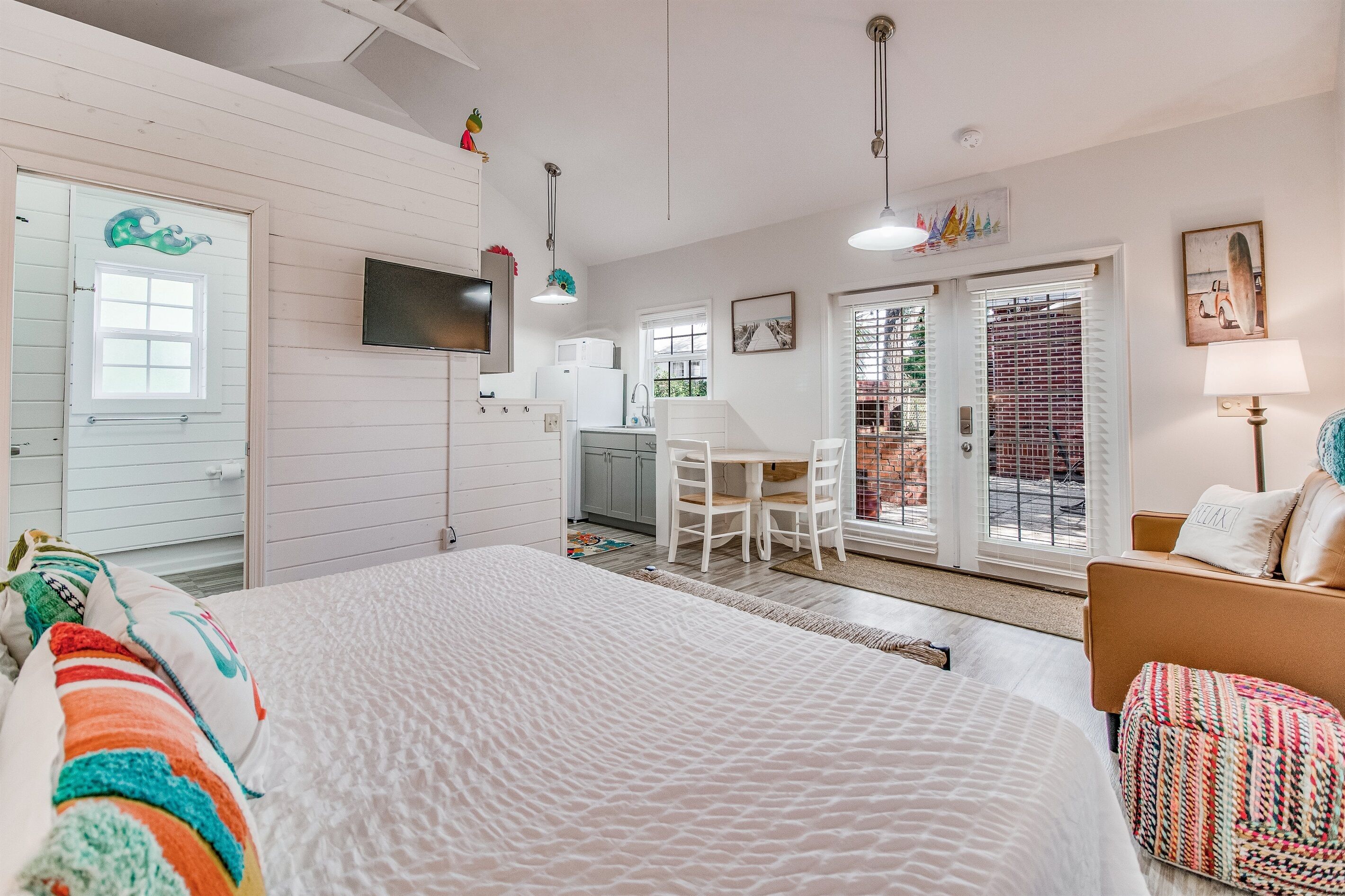 Tabla de planchar con plancha, wifi gratis, ropa de cama