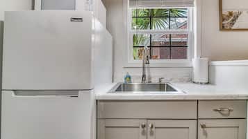 Kjøleskap, mikrobølgeovn, ovn og kokeplater