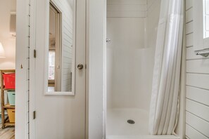 Shower, towels - Cozy Studio Nook for 2  East Hill Pensacola (Pensacola)