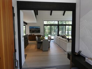 TV, fireplace, DVD player - JUST LISTED! Luxury 4 Bedroom/3.5 Bathroom Home Near Ketchum With Great Summertime Amenities (Sun Valley)