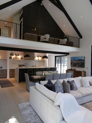 TV, fireplace, DVD player - JUST LISTED! Luxury 4 Bedroom/3.5 Bathroom Home Near Ketchum With Great Summertime Amenities (Sun Valley)