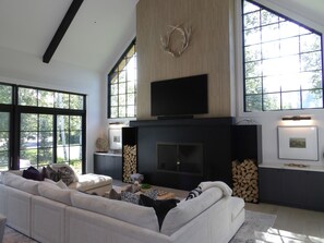 TV, fireplace, DVD player - JUST LISTED! Luxury 4 Bedroom/3.5 Bathroom Home Near Ketchum With Great Summertime Amenities (Sun Valley)