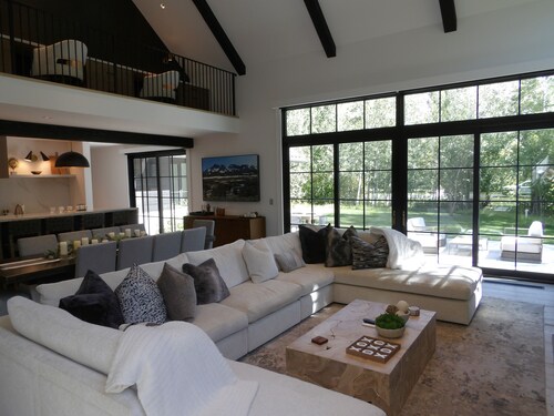 JUST LISTED! Luxury 4 Bedroom/3.5 Bathroom Home Near Ski Lifts and Ketchum!