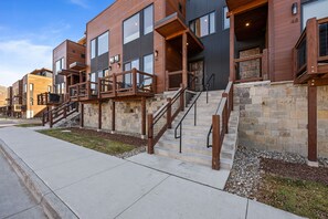 Exterior - New Listing! Rooftop Haven | Hot Tub, BBQ & Views of Buffalo Mountain (Silverthorne)
