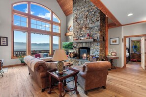 Smart TV, fireplace, offices - New Listing! Spectacular Retreat | 3 Private Suites | Minutes from Sandpoint (Sagle)
