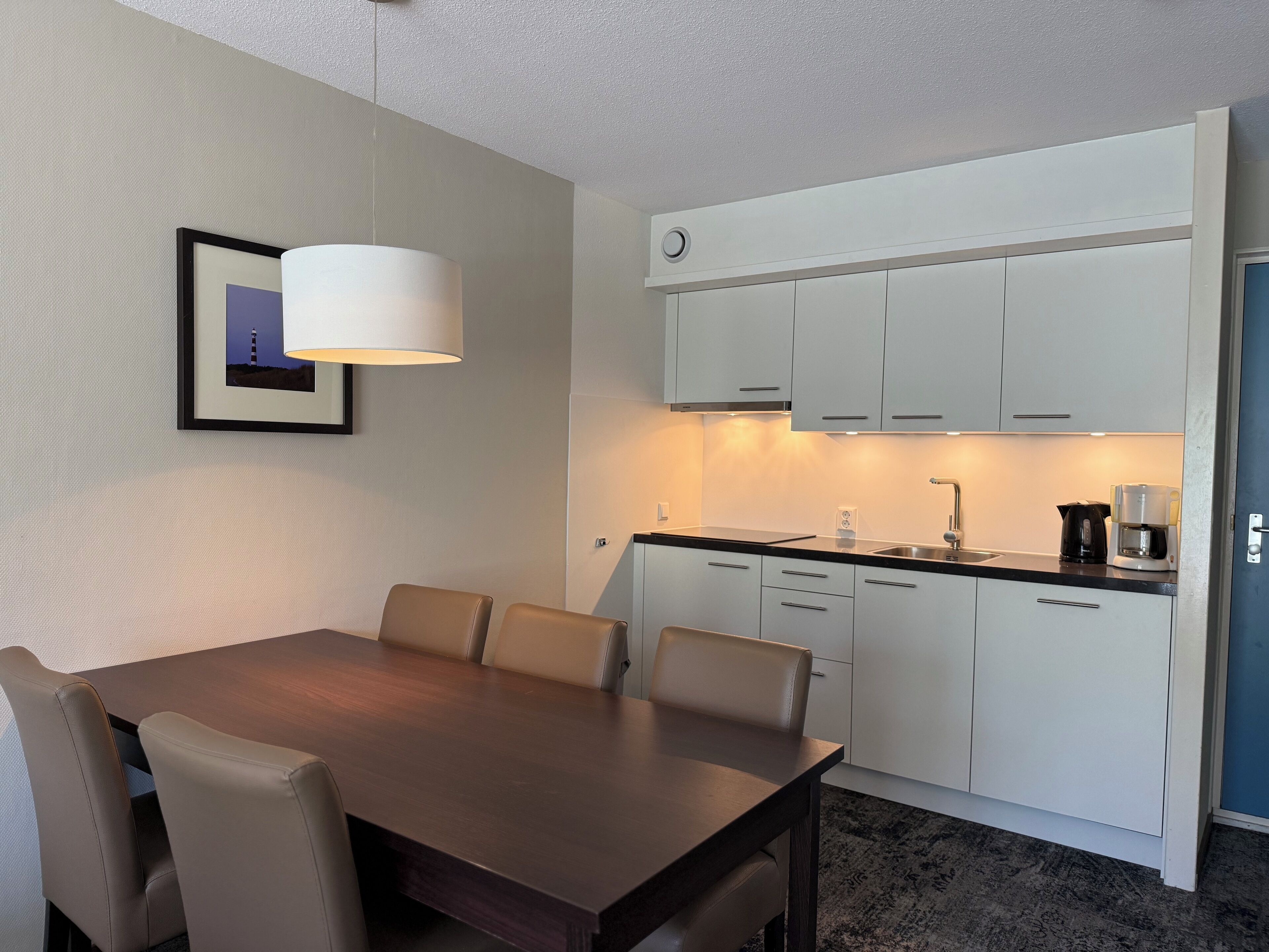 Een koelkast, een magnetron, een oven, een kookplaat