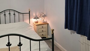Unclassified image, 2 of 10, button - Room-near Colcheste Town Centre (Colchester)
