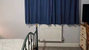 Unclassified image, 4 of 10, button - Room-near Colcheste Town Centre (Colchester)