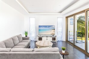 Smart TV, fireplace - Gabriella Villa ONE -Grace Bay, Hot Tub, Pool, Events allowed - NEW VILLA (Providenciales)