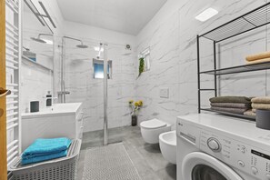 Shower, hair dryer, towels, soap - Charming three-bedroom apartment near the sea (Valbandon)