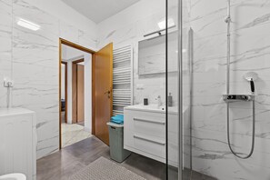 Shower, hair dryer, towels, soap - Charming three-bedroom apartment near the sea (Valbandon)
