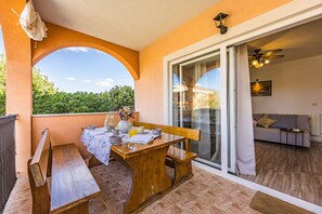Outdoor dining - Charming three-bedroom apartment near the sea (Valbandon)