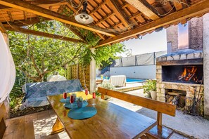 Outdoor dining - Charming three-bedroom apartment near the sea (Valbandon)