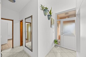 Interior - Charming three-bedroom apartment near the sea (Valbandon)