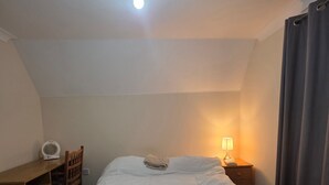 Unclassified image, 4 of 10, button - Room-cozy Guest Room in Colchester - Per (Colchester)