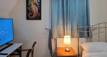 Room-charming Colchester Room With Garde