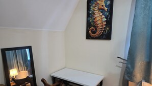 Unclassified image, 4 of 10, button - Room-charming Colchester Room With Garde (Colchester)