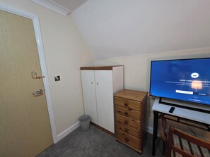 Shared Dormitory, 1 Bedroom | Room amenity - Room-charming Colchester Room With Garde (Colchester)
