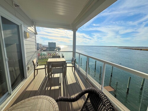 Rachel's Retreat- 3BR, 2 Bath Waterfront condo pool -Linens & Towels Provided