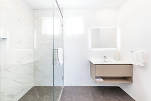 Douche, baignoire à jets, sèche-cheveux, serviettes fournies