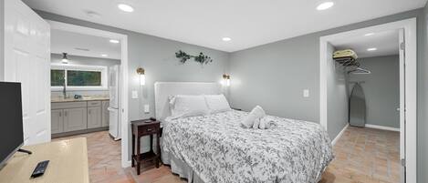 2 bedrooms, desk, iron/ironing board, free WiFi