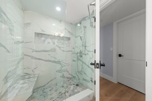 Shower, hair dryer, towels - Sea Shells & Family Tides: Island Beach Club Retreat with Gulf Views (Sanibel)