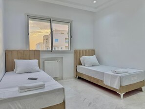 2 habitaciones, tabla de planchar con plancha, wifi y ropa de cama 
