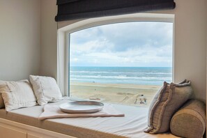 3 bedrooms, WiFi, bed sheets - Sandhues Beachfront Apartment (Zandvoort)