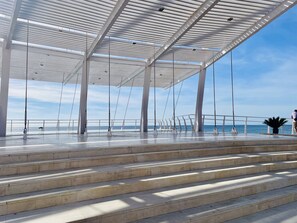 A covered outdoor area with steps leading to a railing overlooking the sea. - Apartamento Brisa de Laguna en Torrox Costa by At (Torrox)