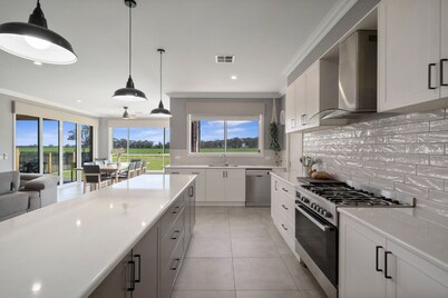 Kirwans Bridge - Luxurious & private family home.