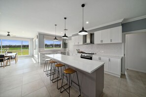 Frigorífic, microones, forn i placa de cuina 