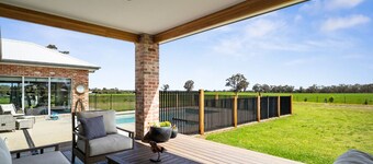 Kirwans Bridge - Luxurious & private family home.