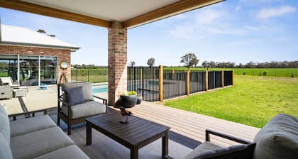 Kirwans Bridge - Luxurious & private family home.