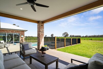 Kirwans Bridge - Luxurious & private family home.