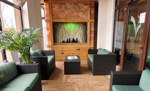 Alberca techada, acceso de 08:00 a 22:00, y camastros 