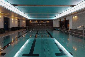 室內泳池；08:00 至 22:00 開放；躺椅、場內有救生員當值