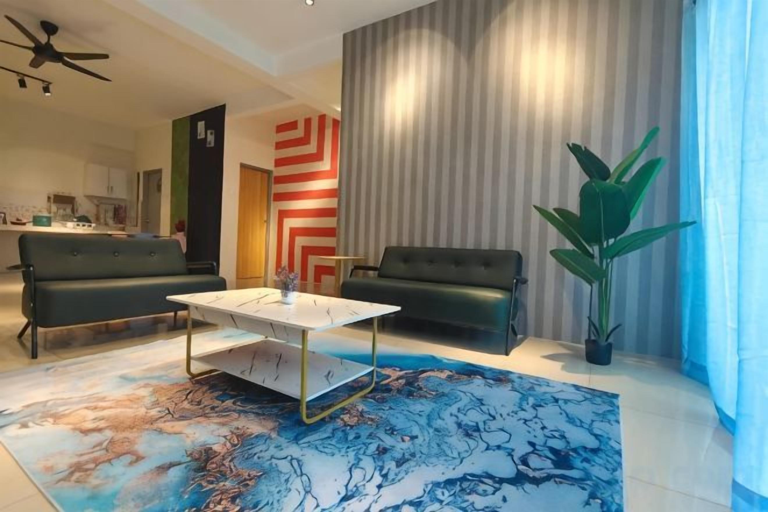 Een moderne woonkamer met een bank, een salontafel en een grote plant.