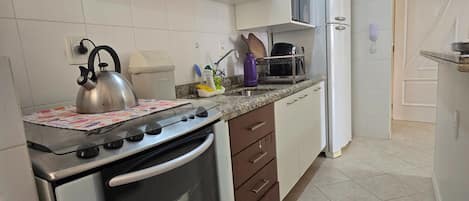 Kylskåp, mikrovågsugn, ugn och spishäll