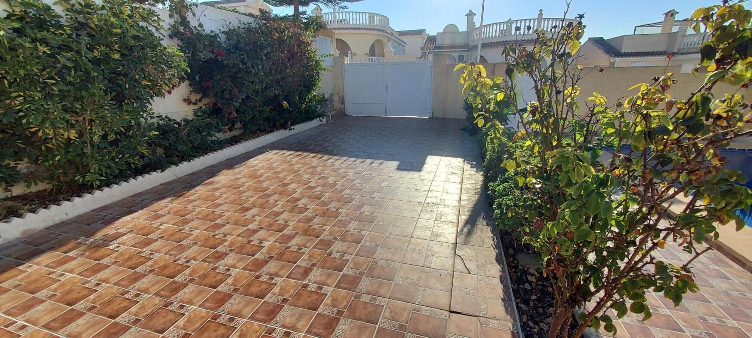 المنطقة المحيطة بالمنشأة