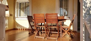 تناول الطعام بالخارج