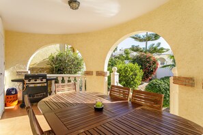 Outdoor dining - Villa 'Bélgica En Gran Alacant' with Private Pool, Wi-Fi and Air Conditioning (Puerto Marino)