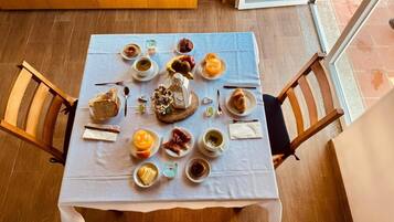 Free daily continental breakfast